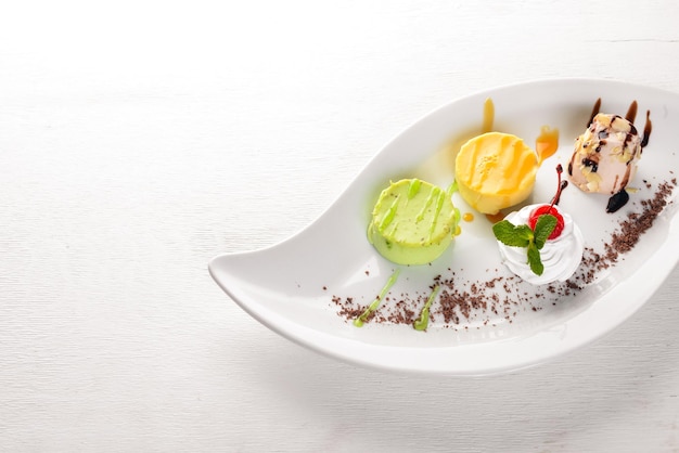 Plato principal sobre fondo claro